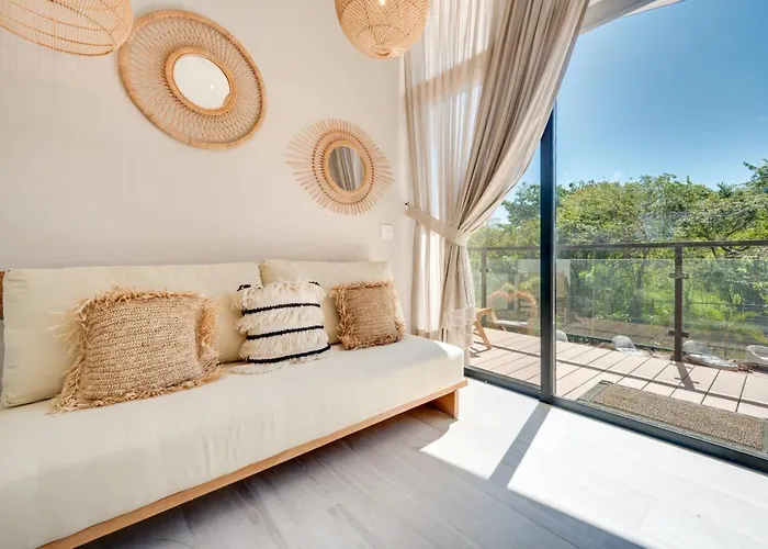 The Flamingo - 10 Unit Boutique Hotel
