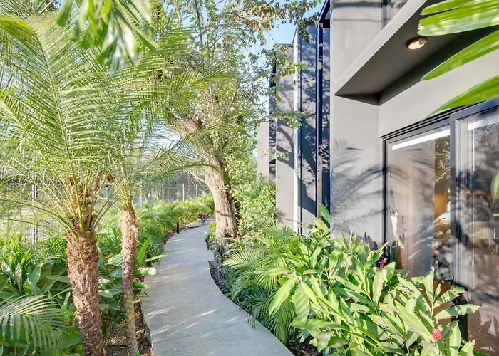 The Flamingo - 10 Unit Boutique *